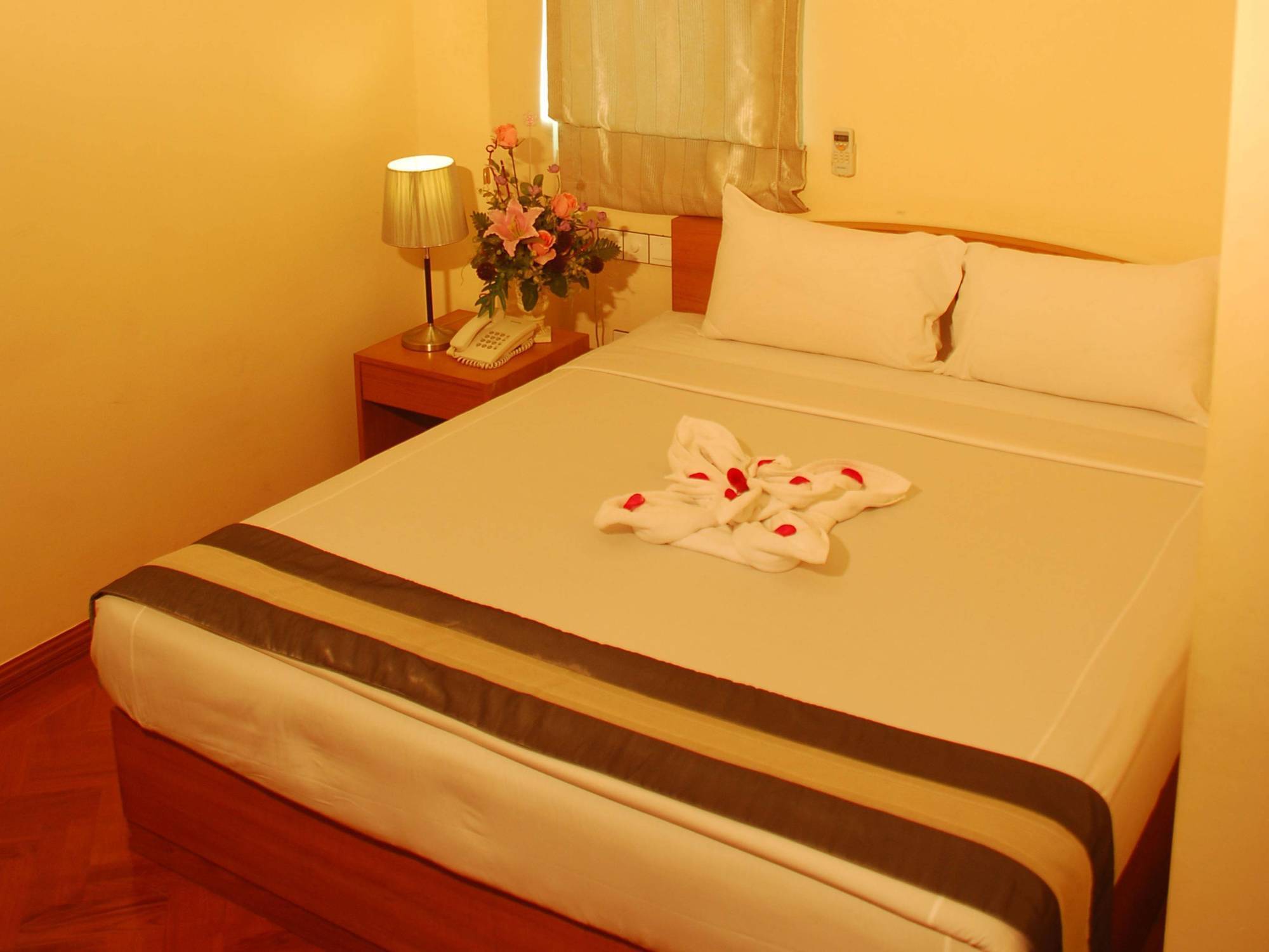 Pleasure View Hotel Янгон Экстерьер фото