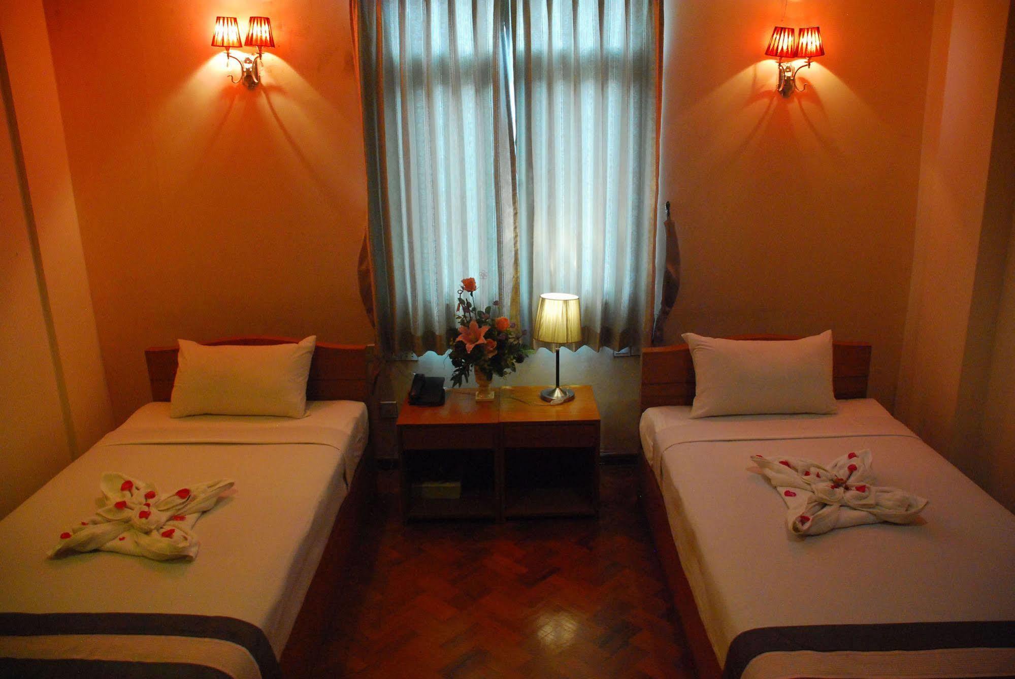 Pleasure View Hotel Янгон Экстерьер фото