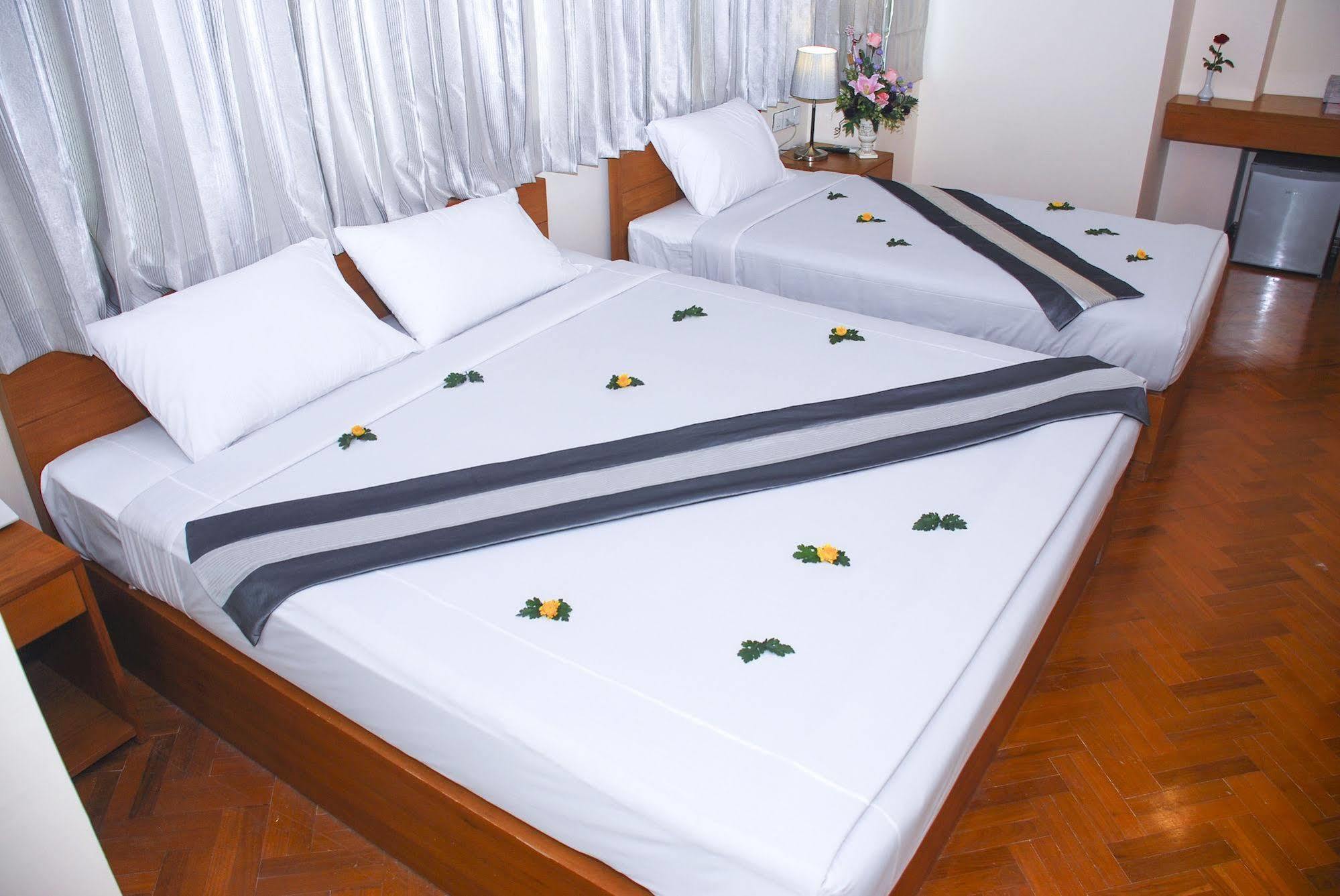 Pleasure View Hotel Янгон Экстерьер фото