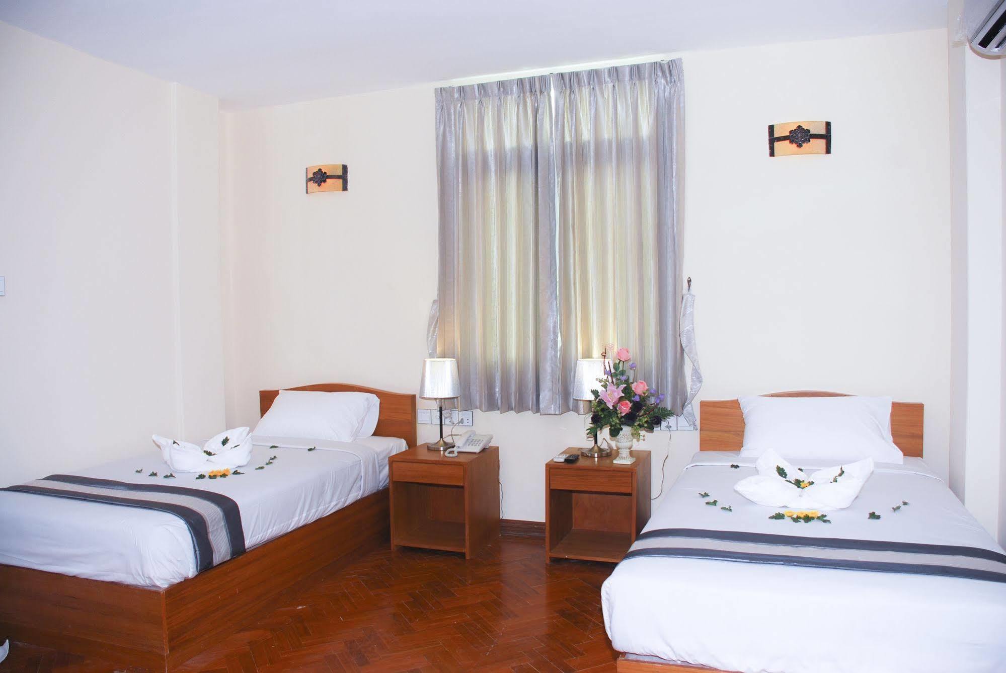 Pleasure View Hotel Янгон Экстерьер фото