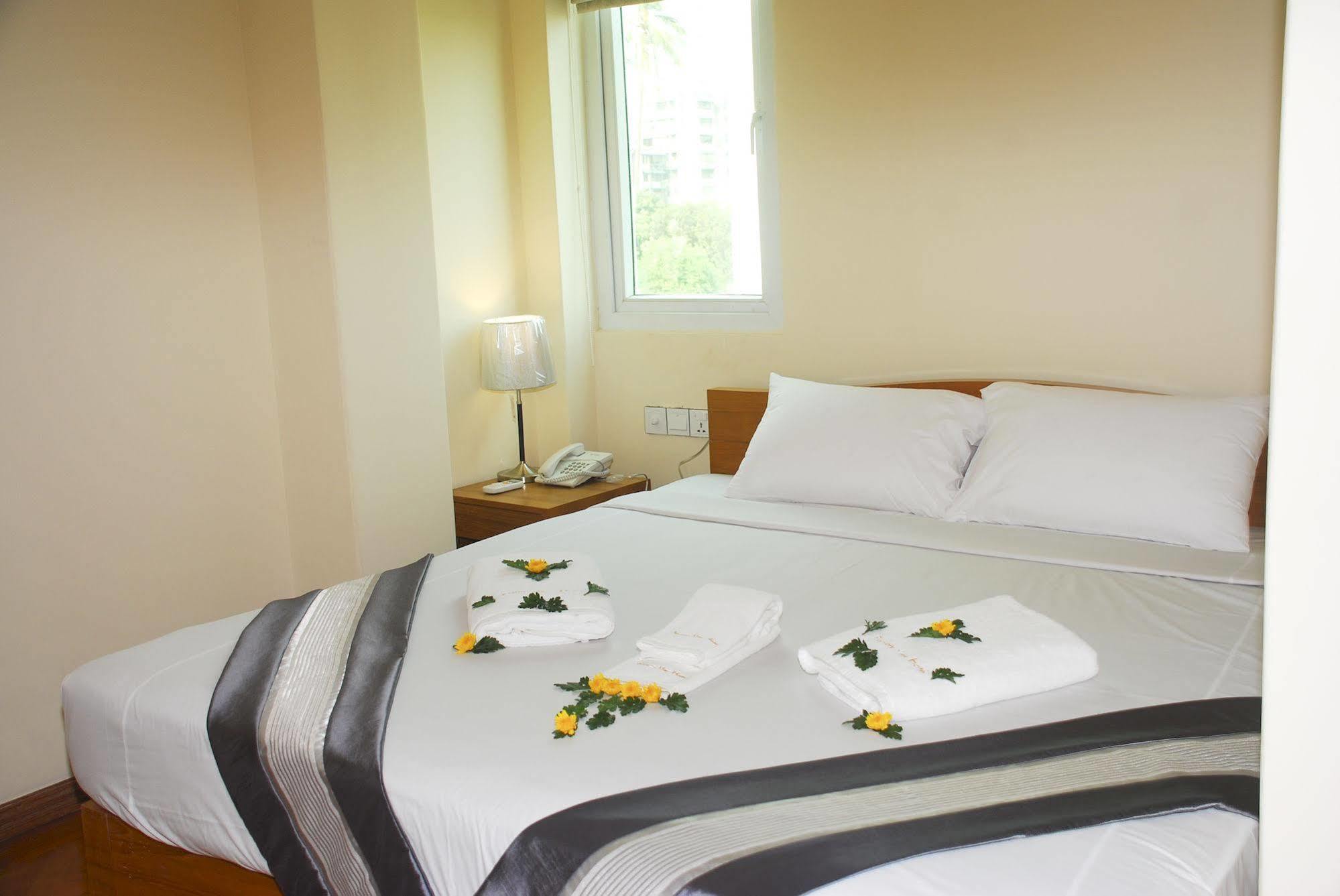 Pleasure View Hotel Янгон Экстерьер фото