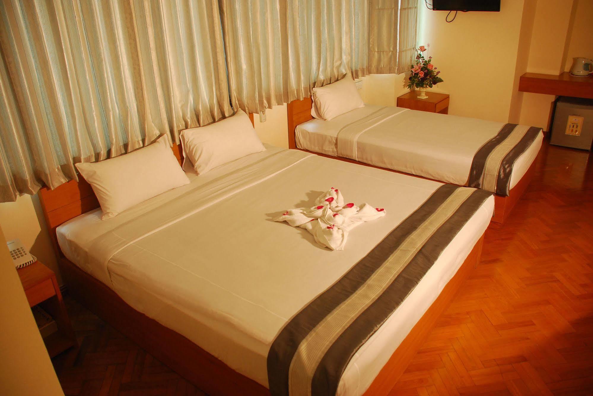 Pleasure View Hotel Янгон Экстерьер фото