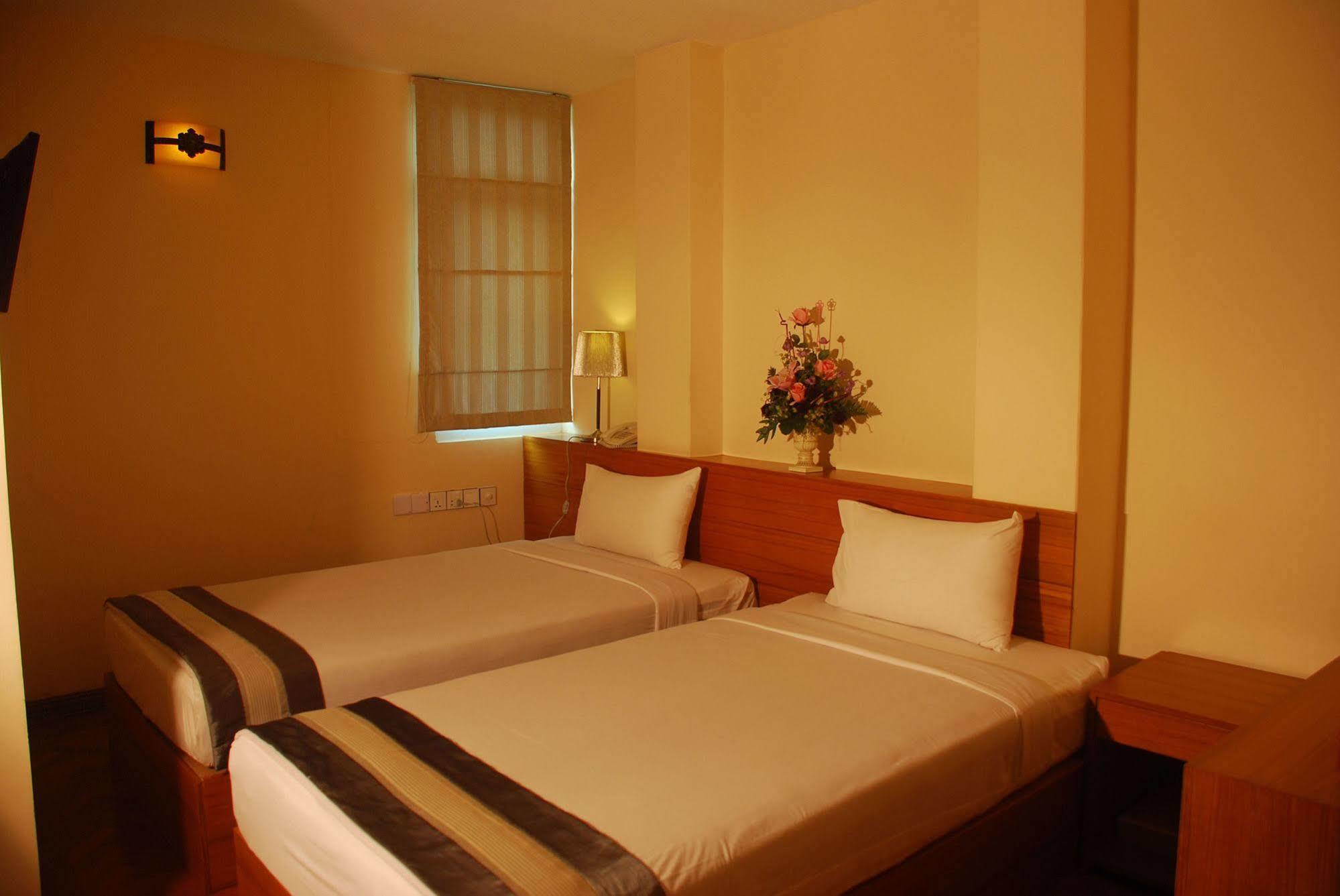 Pleasure View Hotel Янгон Экстерьер фото